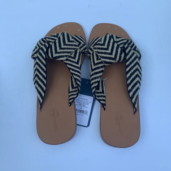 Universal Thread Women Flat Sandals/ Slip On Size 6 NWT - Picture 1 of 7